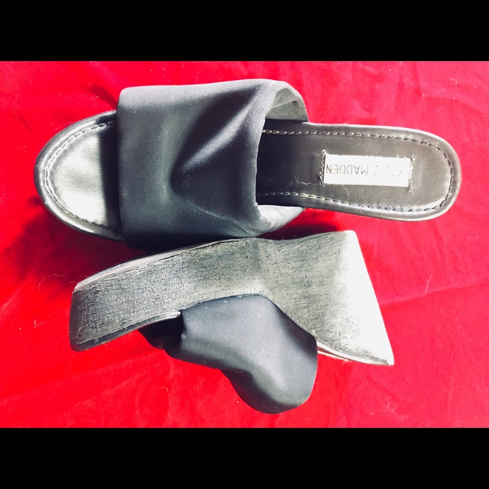 🐲The quintessential 1990s,  Steve Madden wedges.